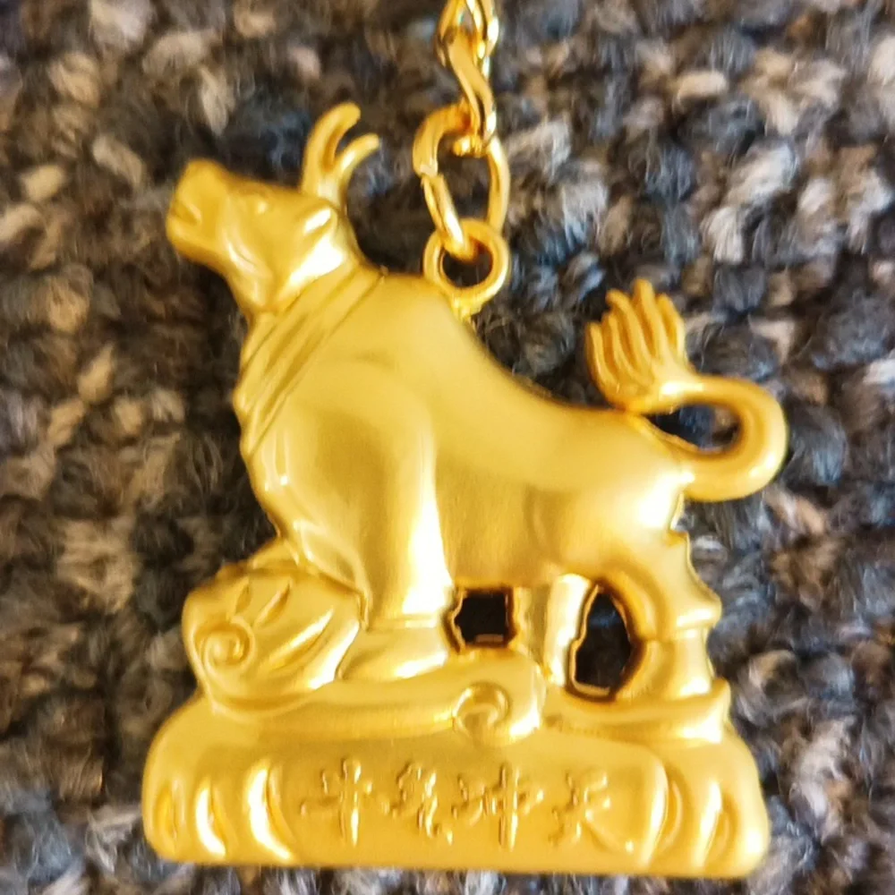Good luck Cow keychain gold tone